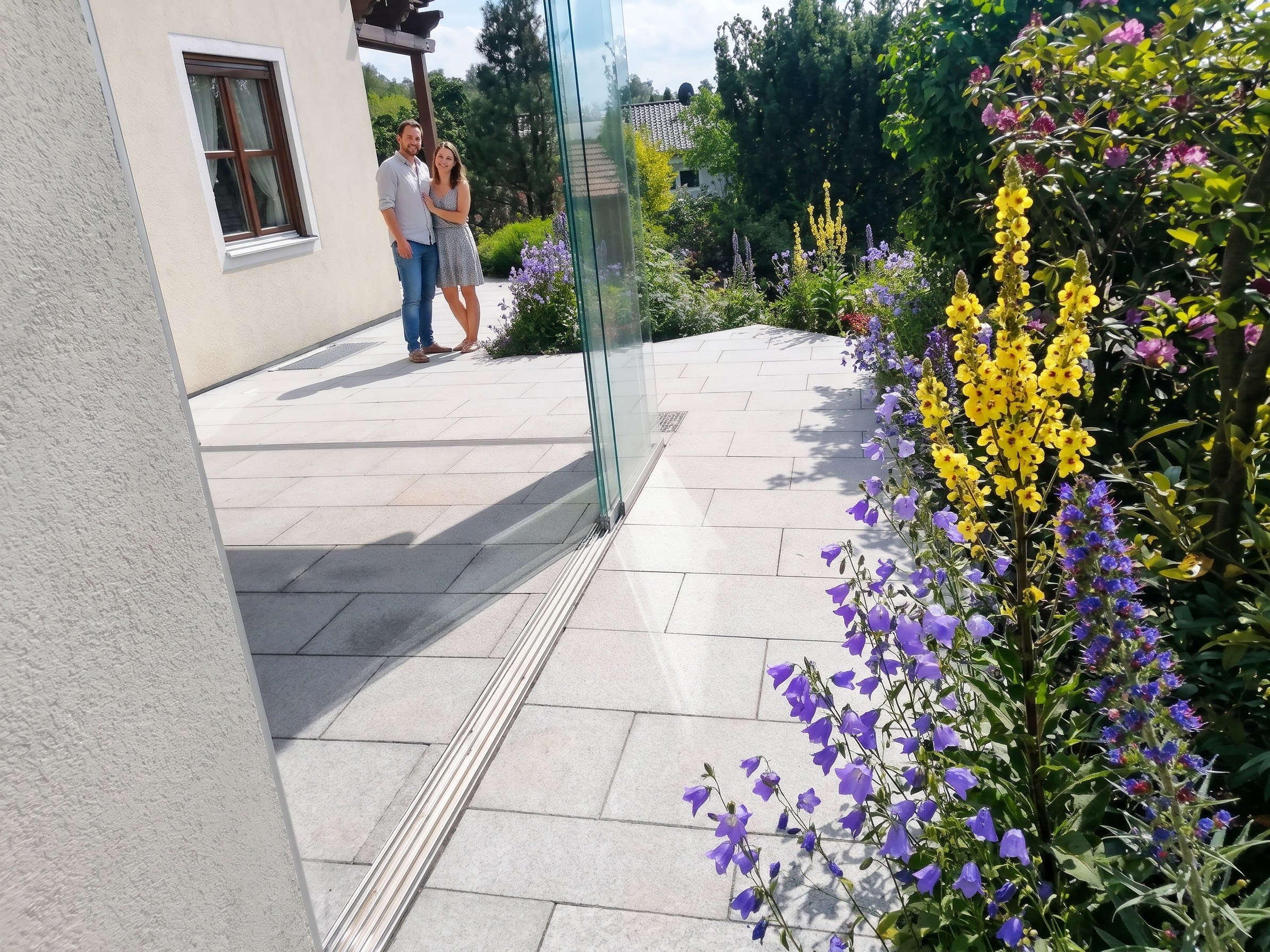 Plattenweg und Staudenbeet