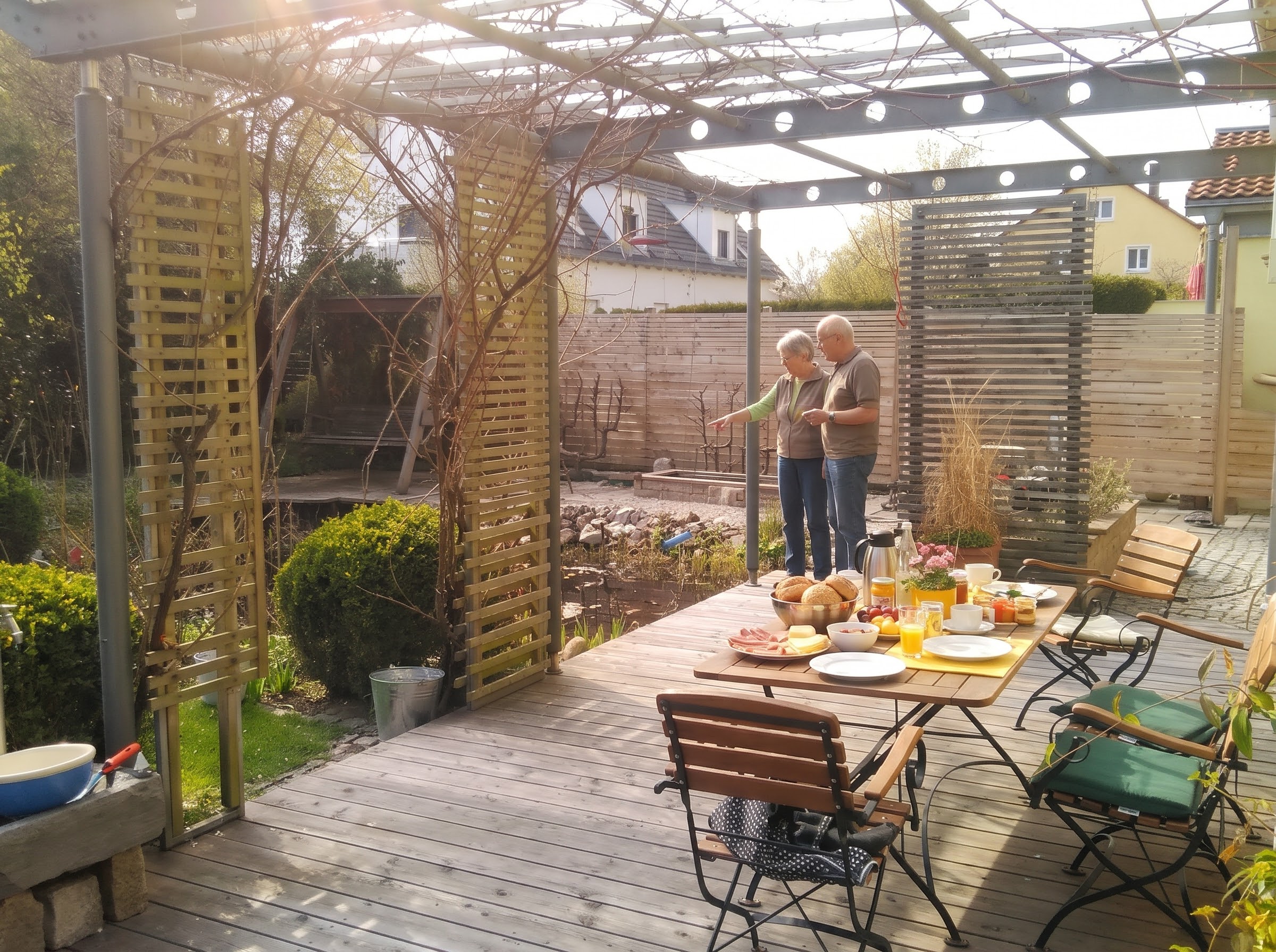 Holzterrasse am Schwimmteich