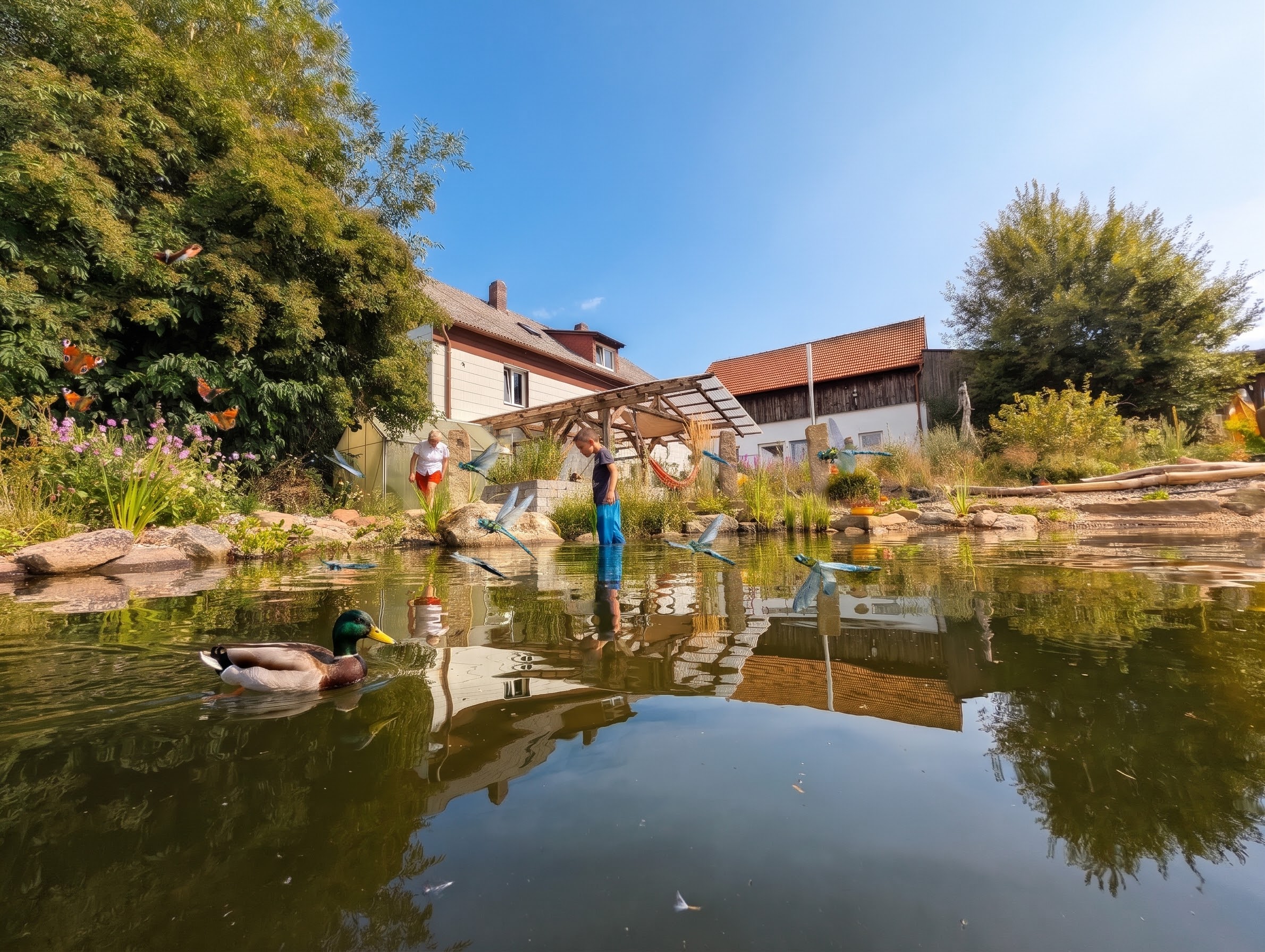 Naturnaher Schwimmteich mit Wasserzone